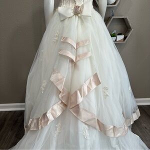 David’s Bridal Wedding Dress Size 4. IVORY